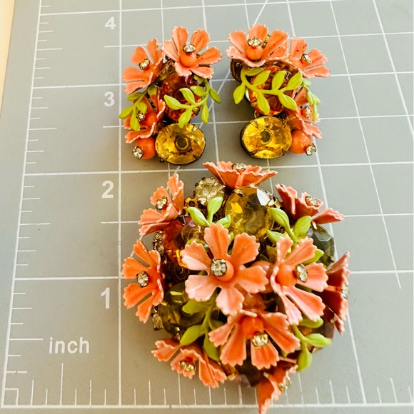 Rare Vintage Enamel Salmon Flower Demi Brooch Set - Picture 3 of 16